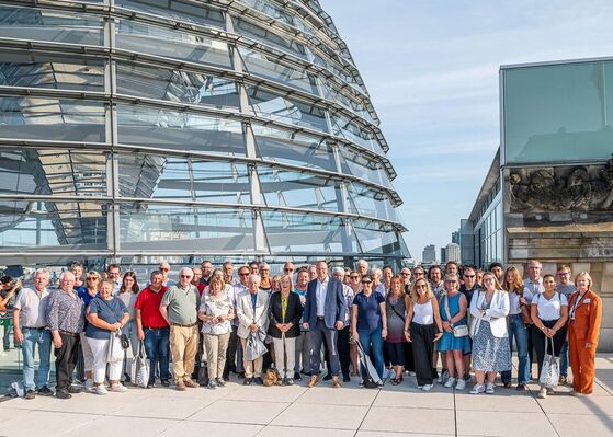 Die Reisegruppe vor der Glaskuppel des Reichstags